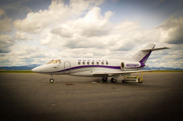 Hawker 1000 (N600MV) - Getting a lav service.