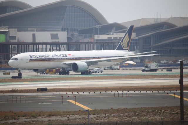 BOEING 777-300ER (9V-SWS)