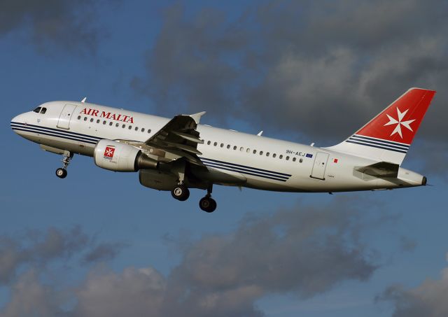 Airbus A320 (9H-AEJ)