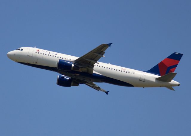 Airbus A320 (N333NW) - At DFW.