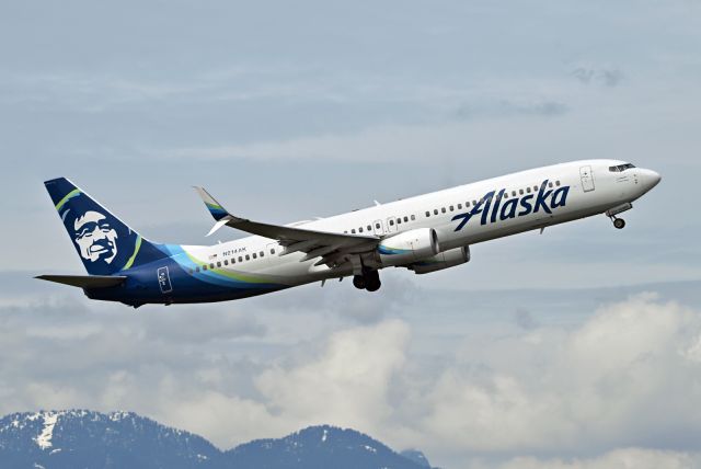 Boeing 737-900 (N214AK)
