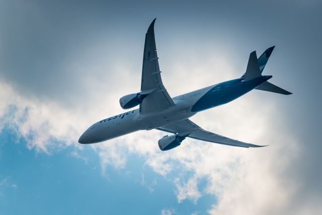 Boeing 787-9 Dreamliner (C-GUDH) - Seconds prior to selecting gear down on the visual for Runway 17R.