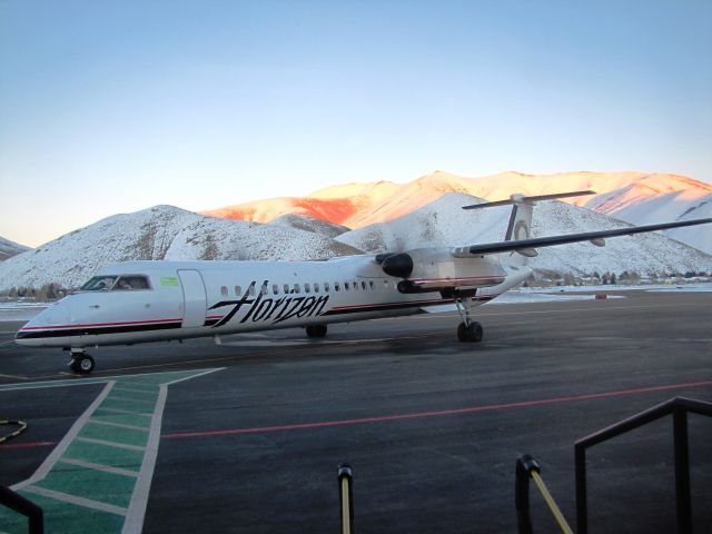 de Havilland Dash 8-400 (N408QX)