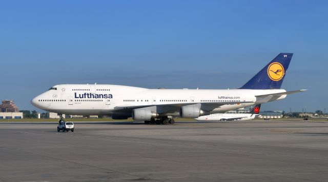 Boeing 747-400 (D-ABVY) - Lufthansa Boeing 747-430 D-ABVY in Toronto 