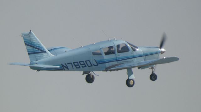 Piper Cherokee (N769OJ) - N769OJ does a touch and go, i was standing at a dead end near the runway