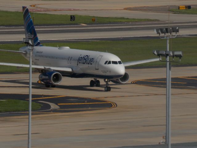 Airbus A320 (N648JB) - picture of my moms plane......thats what i like about blue.