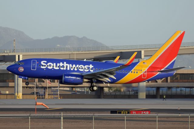 Boeing 737-700 (N742SW)