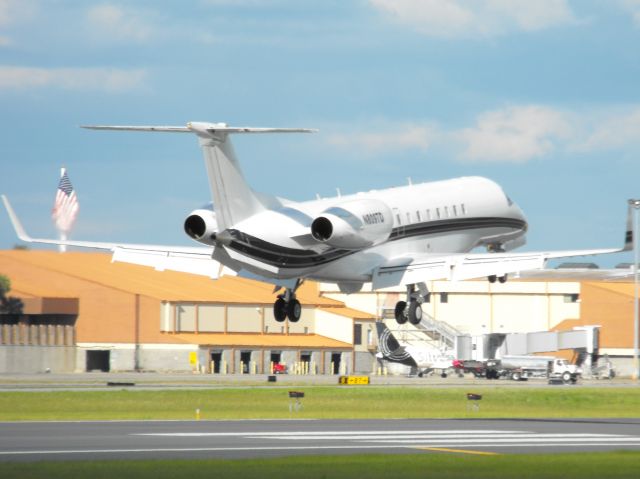 Embraer Legacy 600/650 (N809TD) - Delta Private Jet E-135 just before touching down on RWY 9.