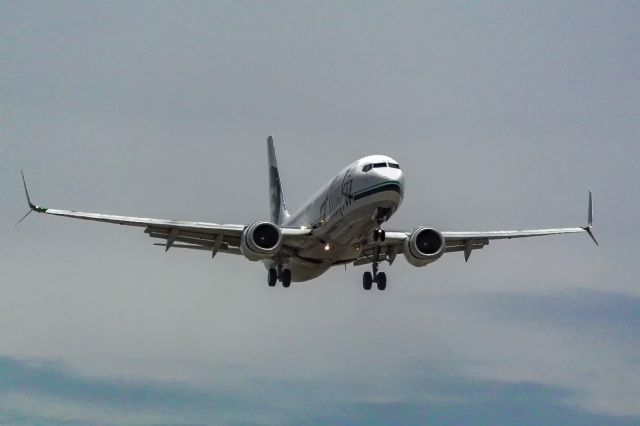 Boeing 737-800 (N556AS) - Arrival into LAX on the dot this Alaska arrives