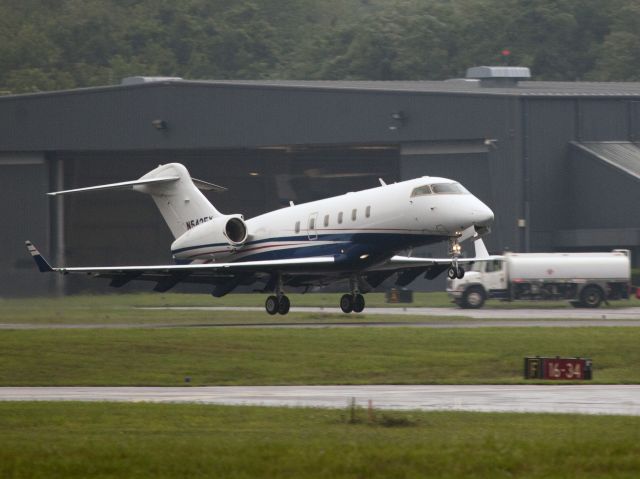 Bombardier Challenger 300 (N542FX) - Take off runway 16.