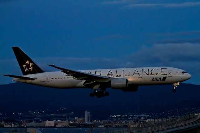 Boeing 777-200 (JA702A)