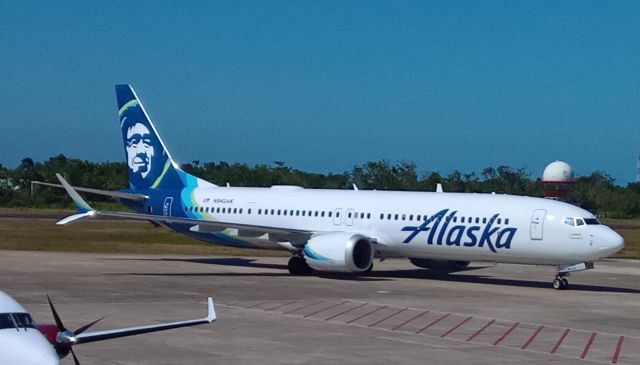 Boeing 737 MAX 9 (N943AK) - ASA Boeing 737 MAX 9 in Belize.