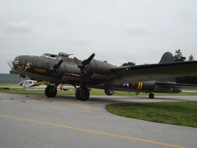 Boeing B-17 Flying Fortress — - Memphis Belle