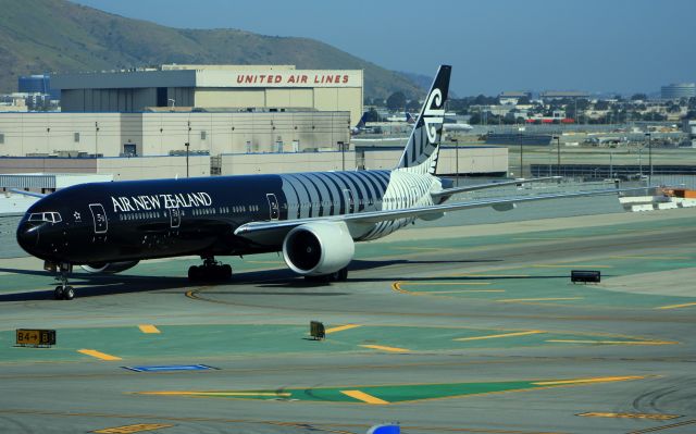 BOEING 777-300 (ZK-OKQ)