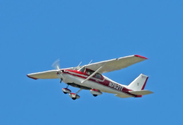 Cessna Skyhawk (N7821T) - Crosswind from 27 at Carson City