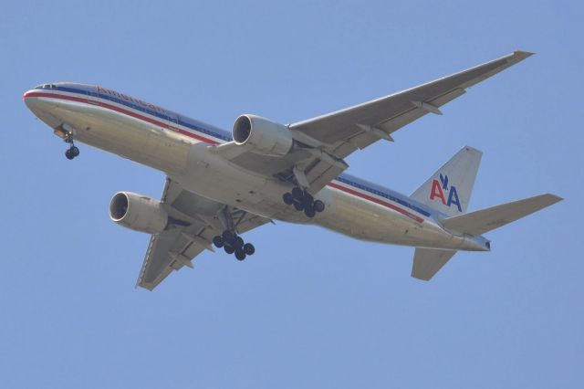 Boeing 777-200 (N771AN) - On approach to London Heathrow, over Windsor Castle. Wed.5th June 2013.