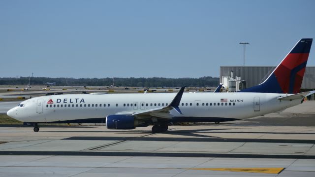 Boeing 737-900 (N837DN)