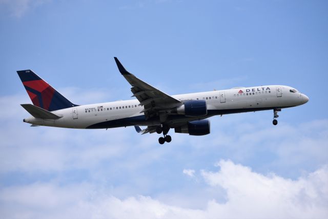 Boeing 757-200 (N6706Q) - On final for 23-L on Tuesday afternoon, 05-15-18