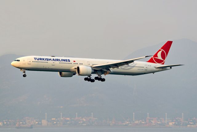 BOEING 777-300 (TC-JJL)
