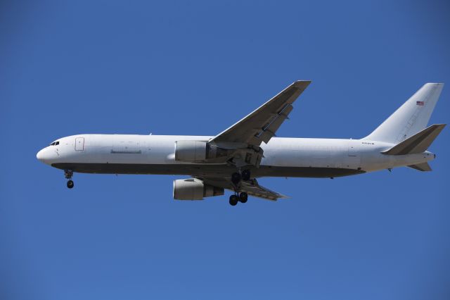 BOEING 767-300 (N364CM)