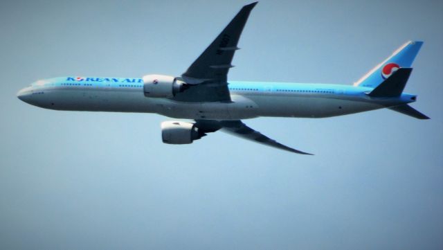 Boeing 777-200 (HL8007) - 6 miles ENE of Dulles, enroute from ICH to IAD 3000 MSL, 270 KIAS