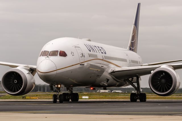 Boeing 787-8 (N45905) - N45905 United Airlines Boeing 787-8 Dreamliner on taxiway coming in from Houston (IAH) @ Frankfurt Rhein-Main International (FRA) / 08.09.2017