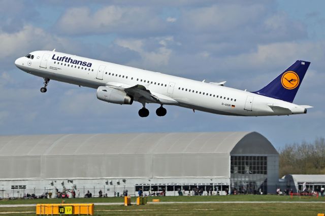 Airbus A321 (D-AISR) - DLH943 departing to Frankfurt.