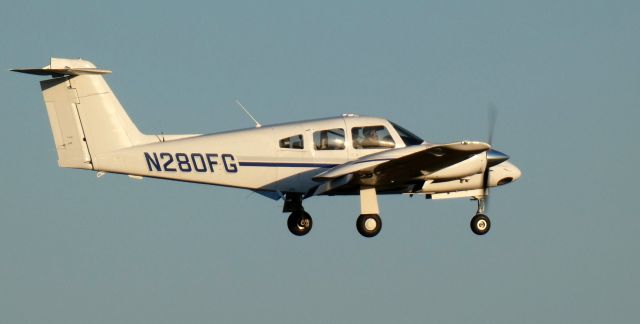 Piper PA-44 Seminole (N280FG) - On short final is this 2021 Piper PA-44-180 Seminole from the Spring of 2022.