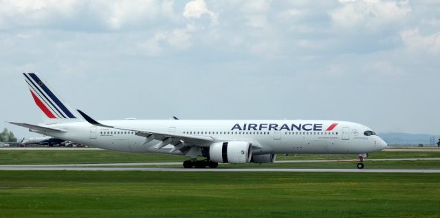 Airbus A350-900 (F-HTYC) - Shortly after touching down is this 2019 Air France Airbus 350-941 in the Spring of 2024.  LFPG - CYOW