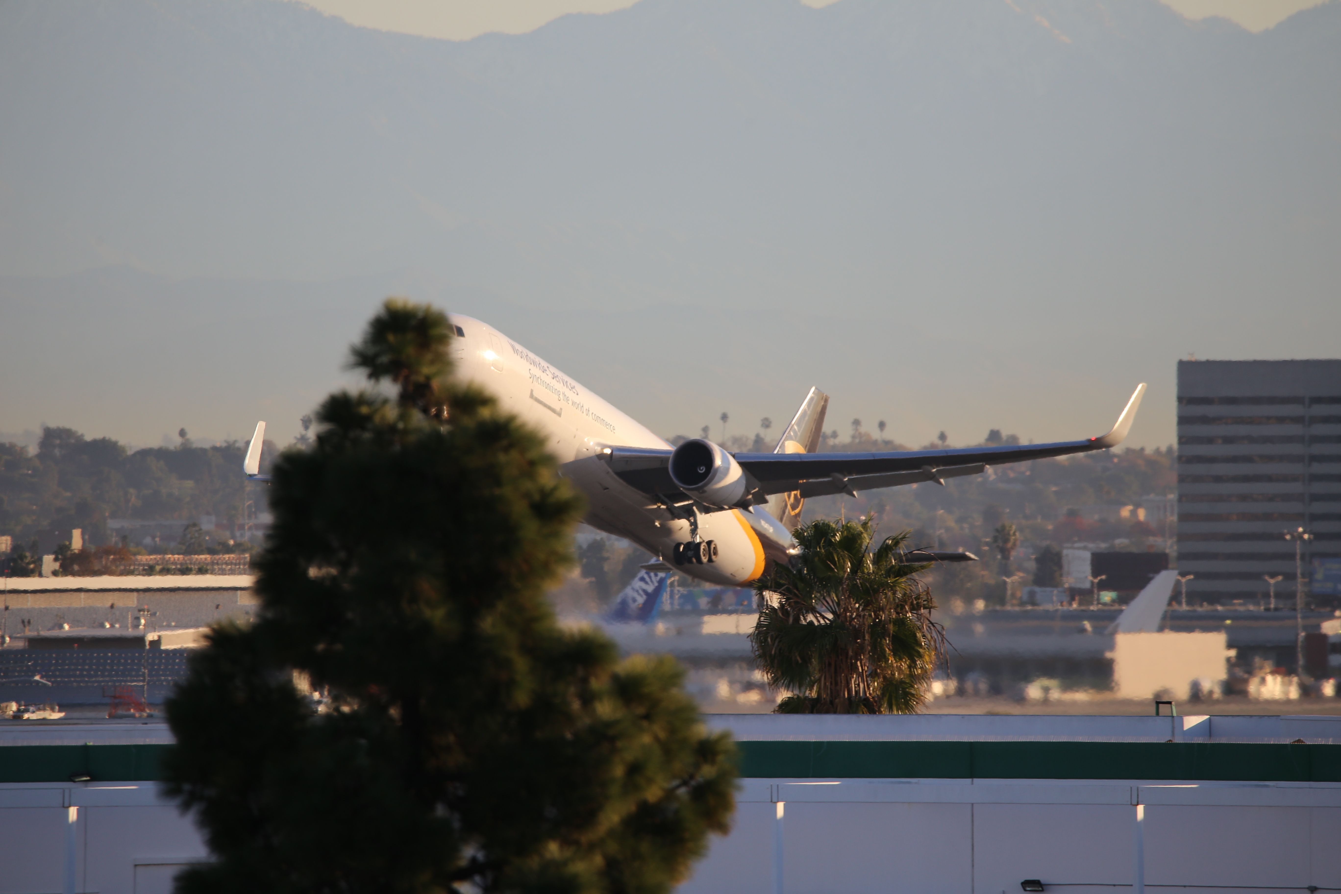 BOEING 767-300 (N347UP)