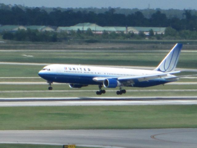 BOEING 767-300 (N662UA)