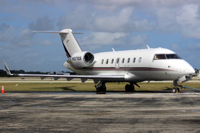 Canadair Challenger (N217QS) - NetJets Aviation Challenger 650 recently arrived from MYNN on 28-Nov-16.