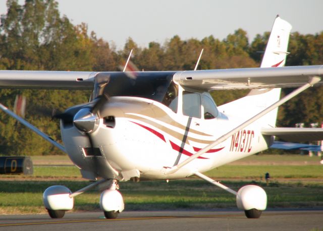 Cessna Skylane (N413TC) - Taxiing to runway 14 at the Downtown Shreveport airport.