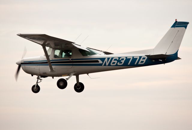 Cessna 152 (N6377B) - Landing RW26.