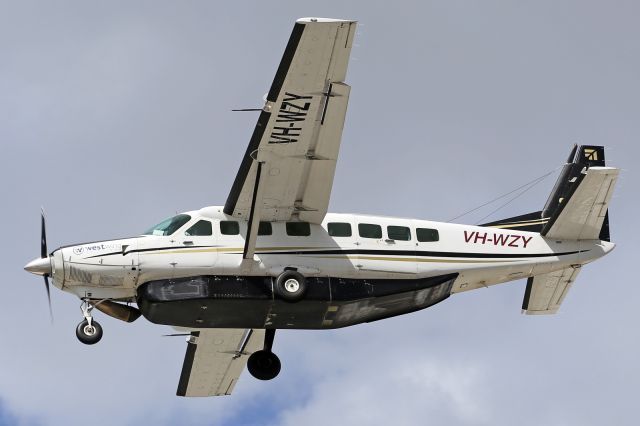 Cessna Caravan (VH-WZY) - Cessna Caravan, on short finals into Townsville Airport.