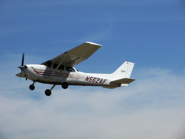 Cessna Skyhawk (N562AF) - Taking off from RWY 26L