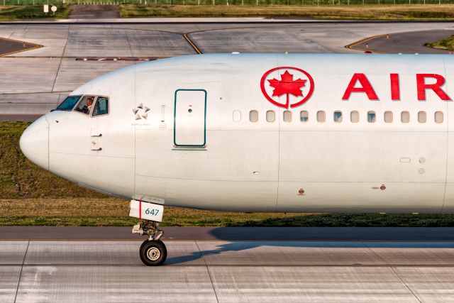 BOEING 767-300 (C-GEOQ)