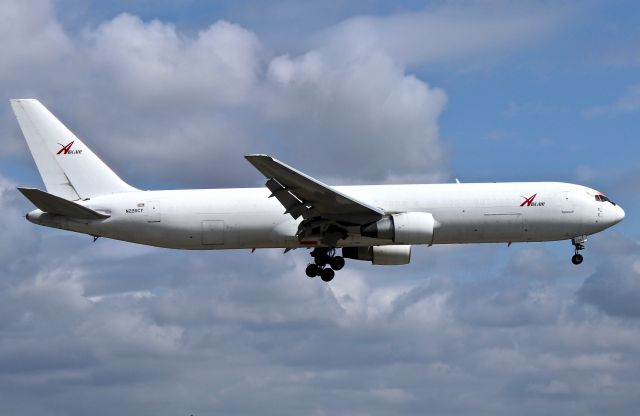 BOEING 767-300 (N226CY)
