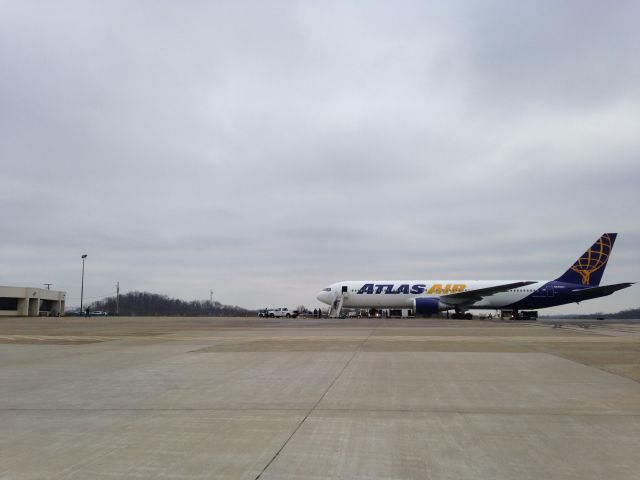 BOEING 767-300 (N640GT) - The 767 dwarfs everything else at HTS, its the biggest airliner to come into there yet.  