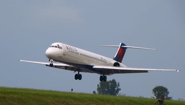 McDonnell Douglas MD-88 — - Definitely my favorite picture ever... Love the MD-88 style!