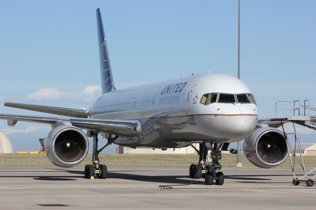 Boeing 757-200 (N576UA)