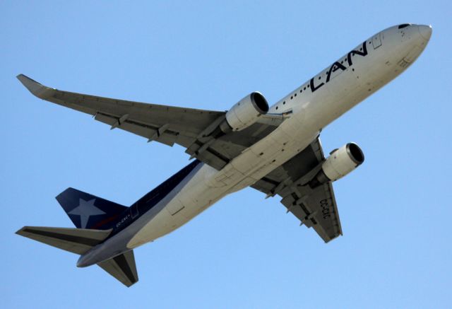 BOEING 767-300 (CC-CXC) - Departure SFO, 10-06-2012