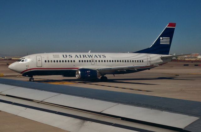 BOEING 737-300 (N316AW) - US Airways 737-3S3 N316AW at PHX on Sept 25, 2010. Seen from US Airways A320-231 N620AW.