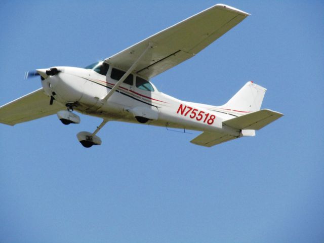 Cessna Skylane (N75518) - Taking off RWY 26L