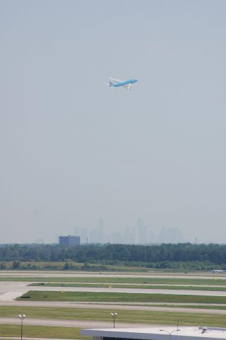 Boeing 747-400 (PH-BFD) - KLM662 heavy turning north, with downtown Houston in the background.