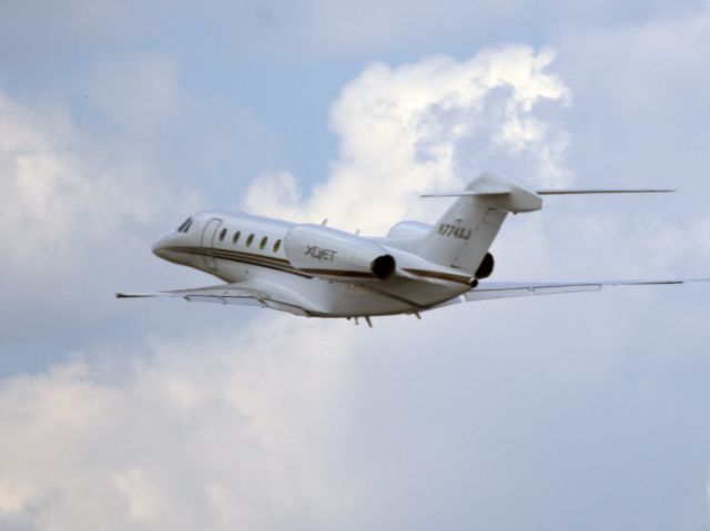 Cessna Citation X (N774XJ) - Take off runway 35.