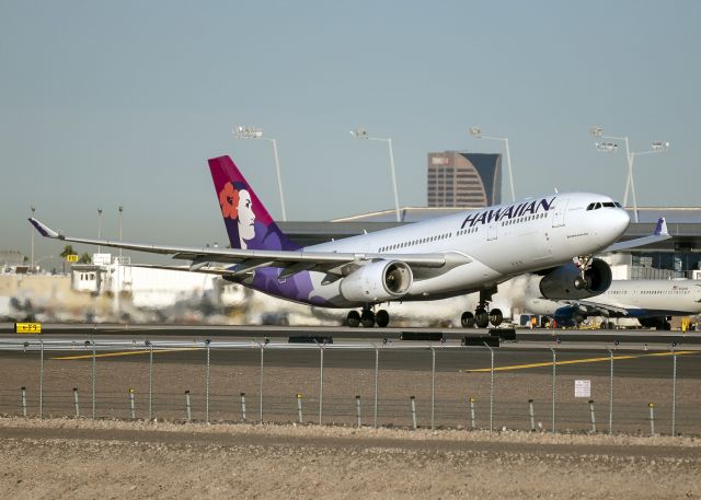 Airbus A330-200 (N373HA)