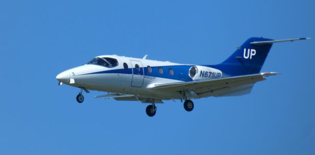 Beechcraft Beechjet (N671UP) - About to touch down is this 2005 "Wheels Up" Hawker Beechcraft 400XP in the Autumn of 2023.