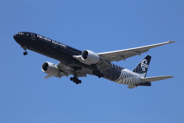 Boeing 777-200 (ZK-OKQ)