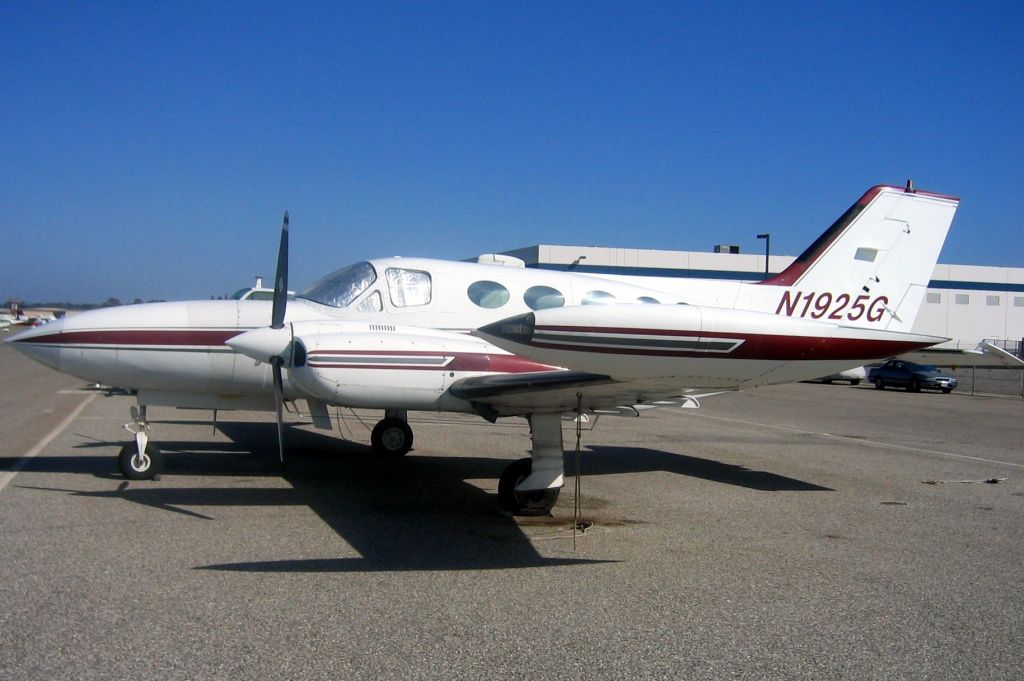 Cessna 421 (N1925G) - Seen here on 13-Aug-06.